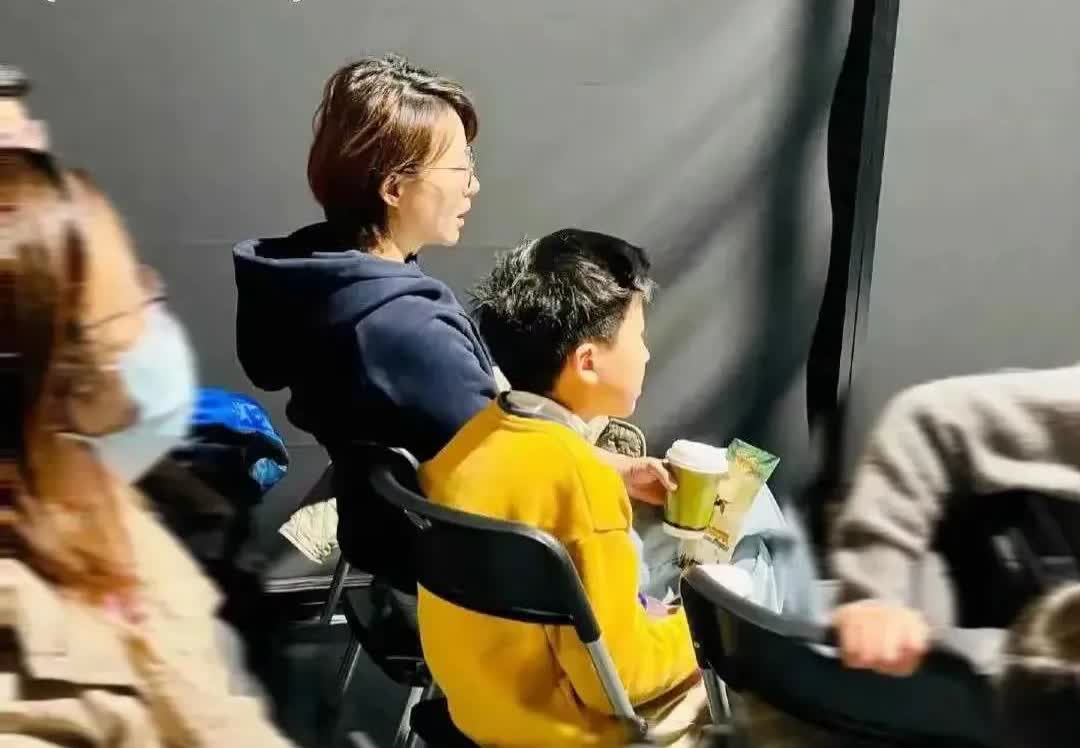 丈夫密春雷争议才三年，董卿低调示人。近日她11岁儿子首度公开亮相，一段流利英文演