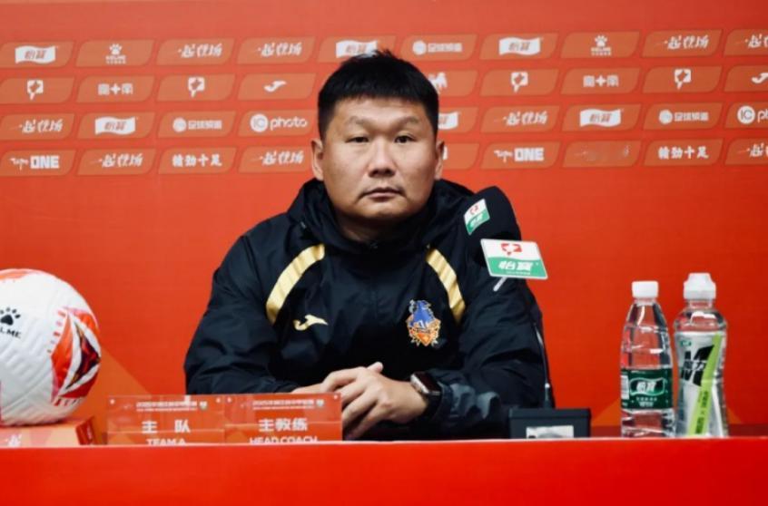 张外龙，愿意执教重庆铜梁龙，但是俱乐部不愿意！最终俱乐部聘请了刘建业.....