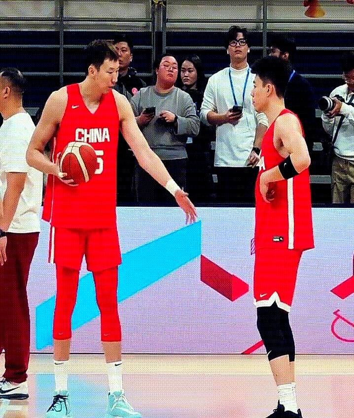 看中国男篮亚洲杯打韩国，胡明轩运动战就是不得分——对手把他的套路摸透了。每次赢球