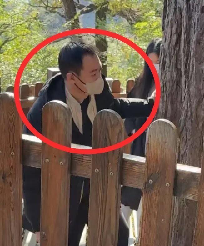 辛柏青带女儿爬山，没人拦着，但有人盯着看。他瘦了，走不动，女儿扶着。李乃文在