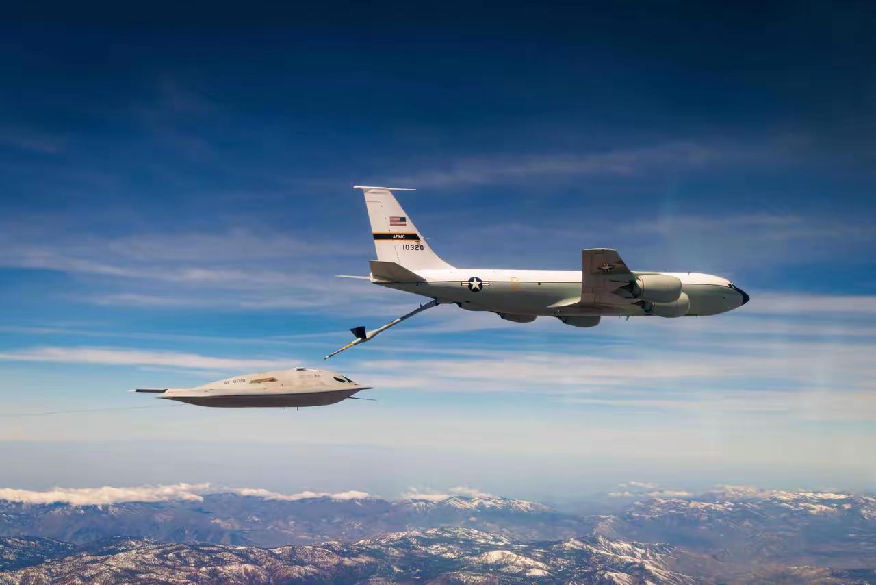 B-21新一代隐身轰炸机进行硬管空中加油测试。美b一2轰炸机美军隐形轰炸机