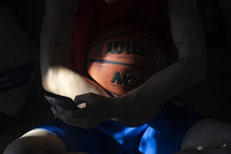 广东男篮迎来振奋消息！随着伤员陆续归队，球队终于能以最强阵容迎接第二阶段赛事。主