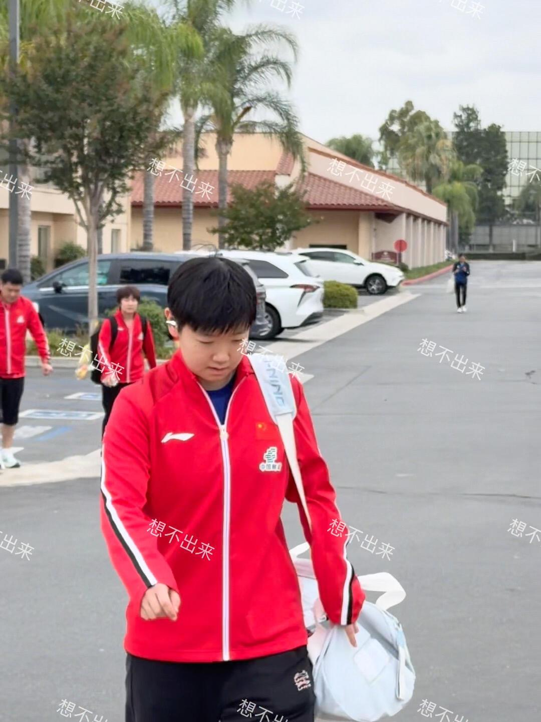 莎莎上早训了，走的可真快，邱指导都在后面，本以为自己一个人去呢？匆匆忙忙，开始