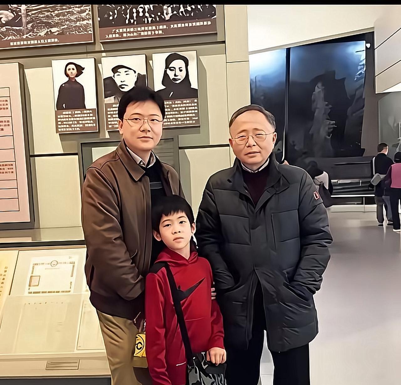 2021年，江竹筠烈士的三代后人走进红岩革命纪念馆，在江姐事迹展厅留下这张珍贵合