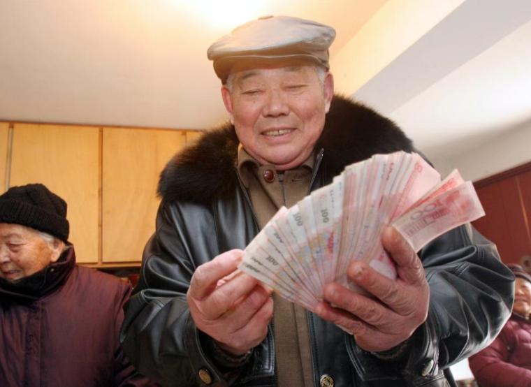 现在老年人的退休金，成了不少家庭的“救命钱”！身边好多例子都能看出来。