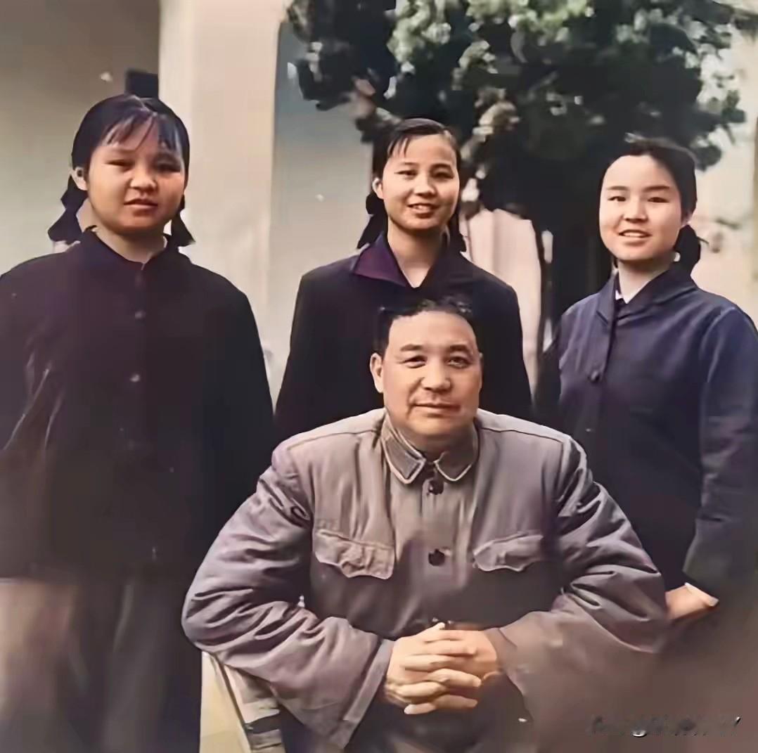 这是开国中将吴瑞林与他的三个女儿的一张珍贵合影，拍摄于上世纪六十年代。这可不是演