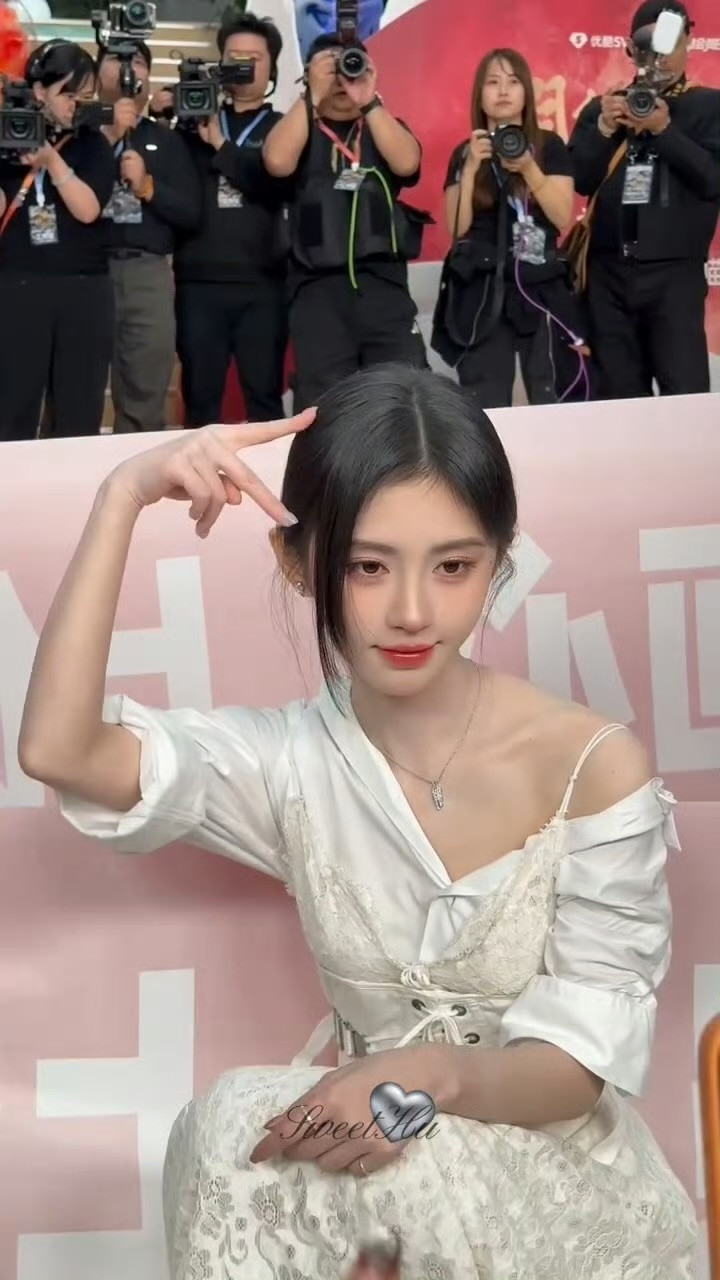 看看这个面中平整度真的想给这个32岁的鞠婧祎磕个头…..