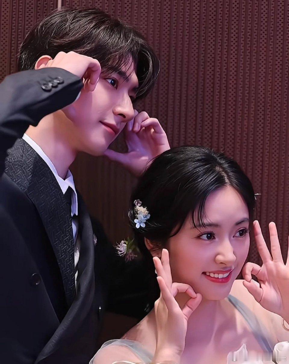 怎么不算callback呢6月的红毯拍照比心❤️，11月的直播疯狂比心🫰🏻够