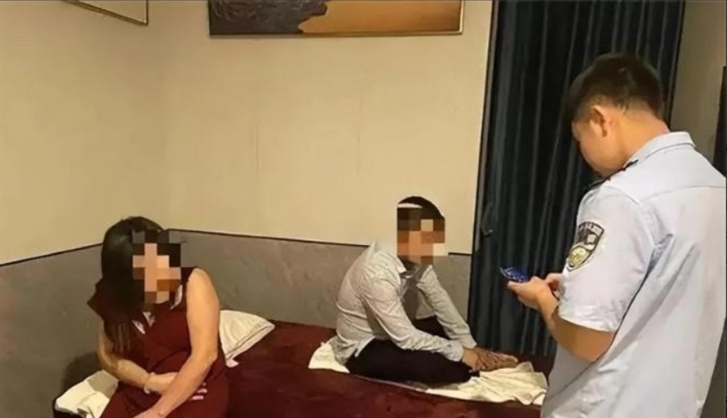 白嫖还抢劫？这男的太狠了！湖北胡健约失足女陈小莉开房，完事抄起辣椒水逼人倒贴50