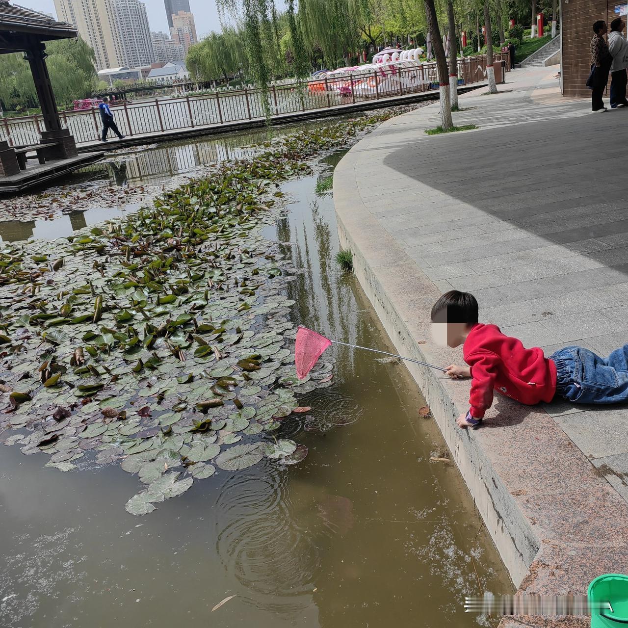 亲眼看到的一幕，兰州雁滩公园………这个感觉有些不安全啊。！！！看☞这可爱的孩