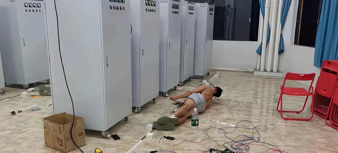 工友真敬业，干起活来好认真，一动不动