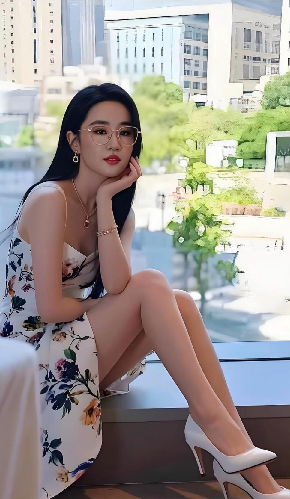 刘亦菲是内娱唯一一个从出道红到现在20多年，演配角能惊艳观众，演大女主能扛住收视