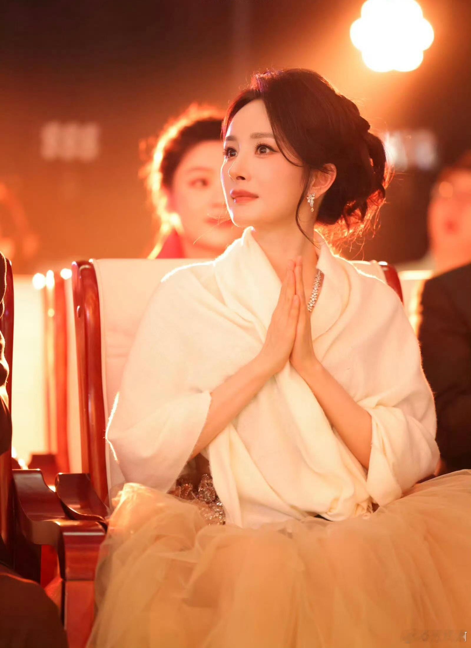 杨幂百花奖24票这次百花奖票数公开，杨幂拿下24票位列女配第三名。她创下奖项纪录