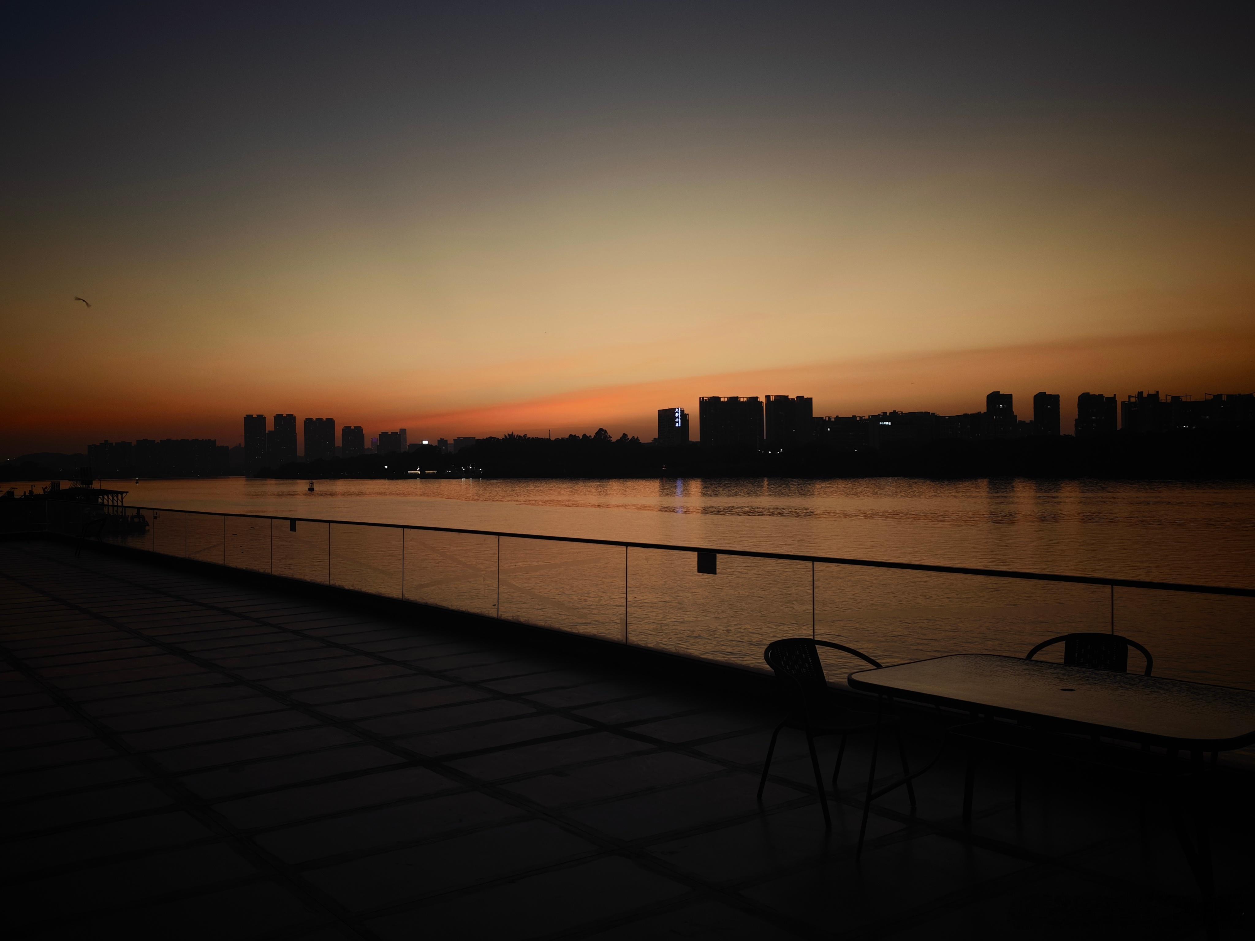 江景阳台发过很多了，今天来看看我们的江景餐厅吧，当年装修新公司的时候，这是我最早