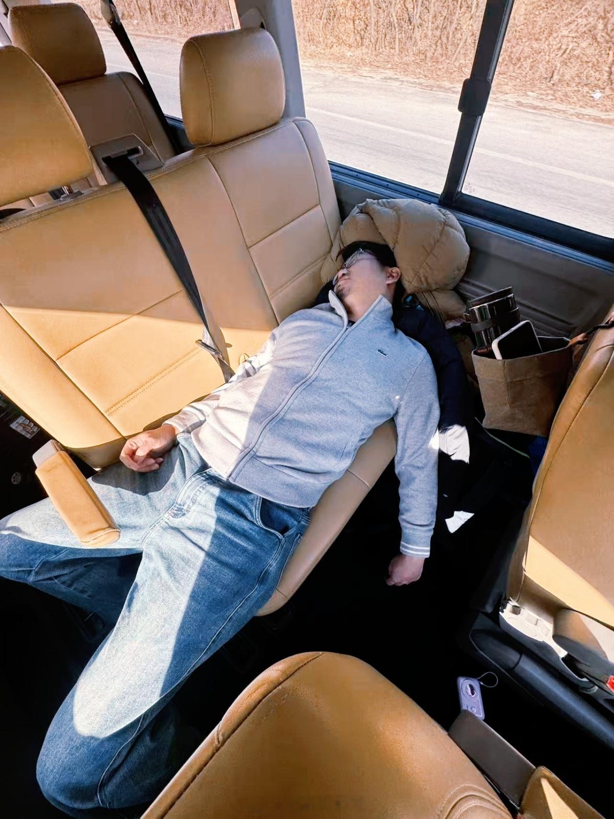 前几天跑长途发现大众凯路威非独立座椅的优点：1.能直接躺平，睡得香（不过绑不上