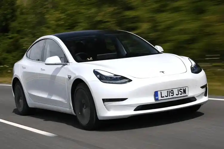 17.6万元价位的特斯拉廉价版Model3正式登陆港澳市场，更低的定价，让不少普通消费者看到入手特斯