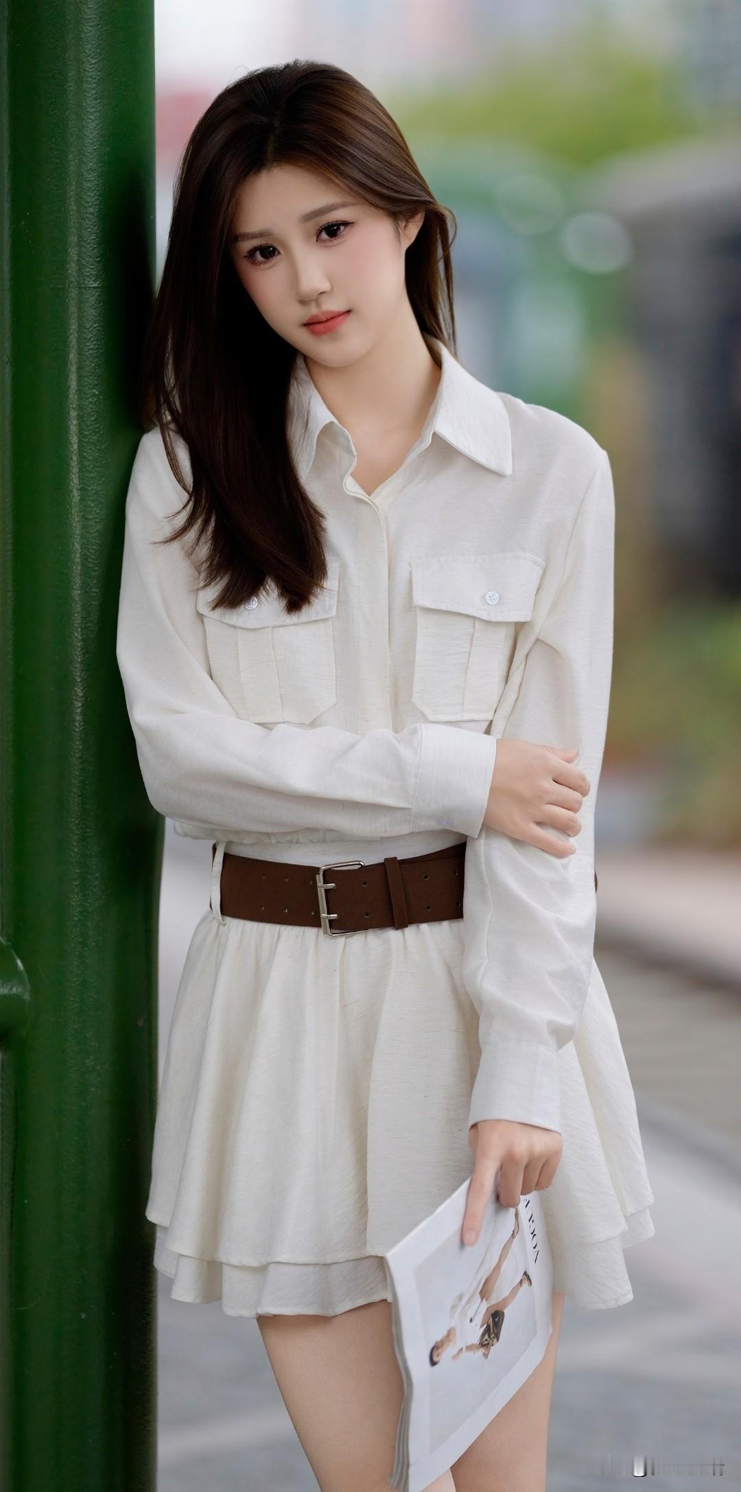 清新少女风，白色衬衫裙搭配棕色腰带，简约时尚！