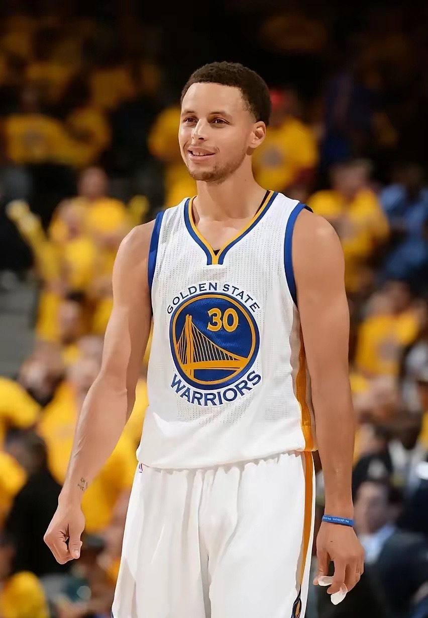 斯蒂芬-库里爆砍46分5篮板5助攻2抢断。历史常规赛单场40+次数：1. 威尔特