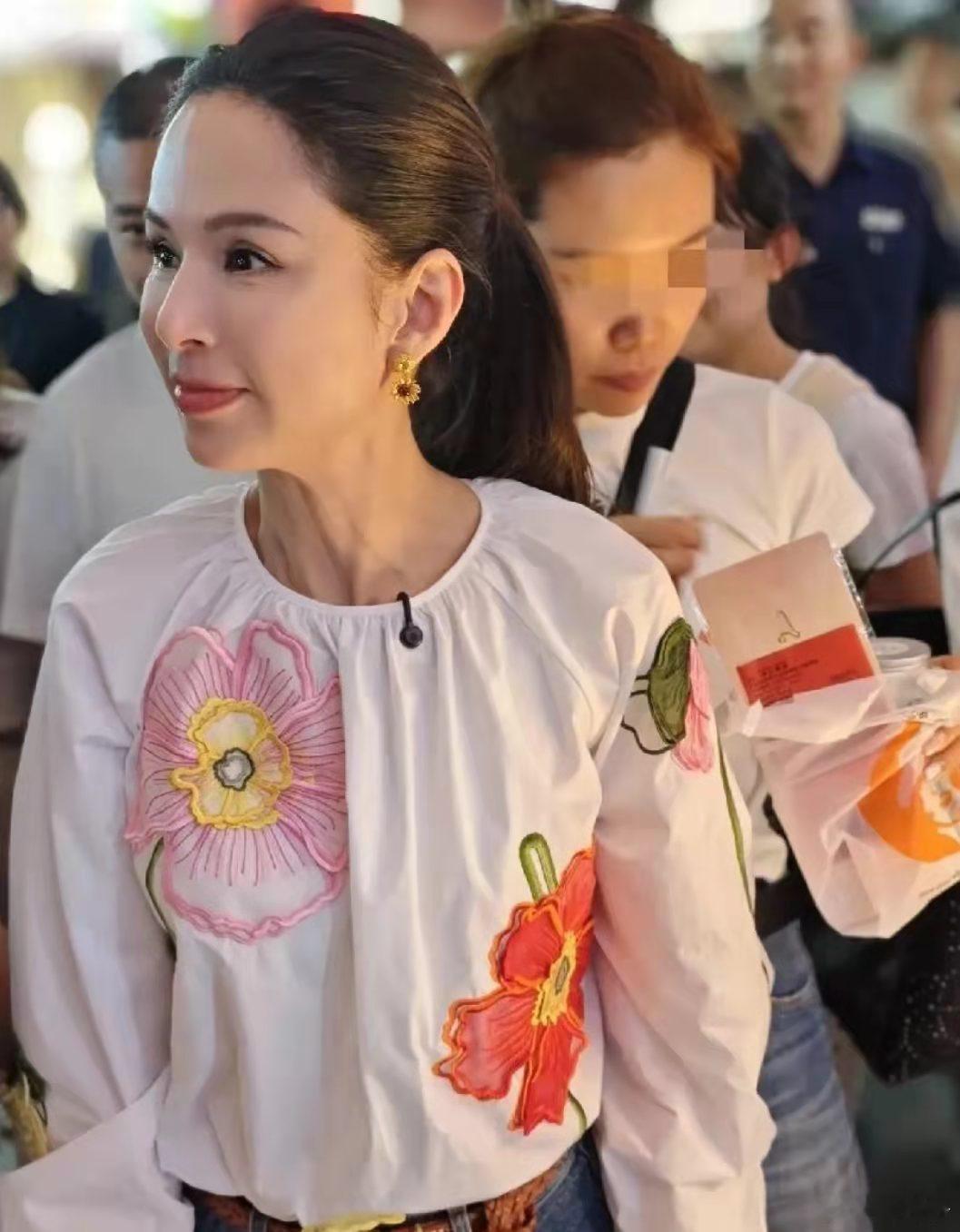 李若彤真人照!脸看着像个小姑娘，可脖子还是出卖了年龄！​​​