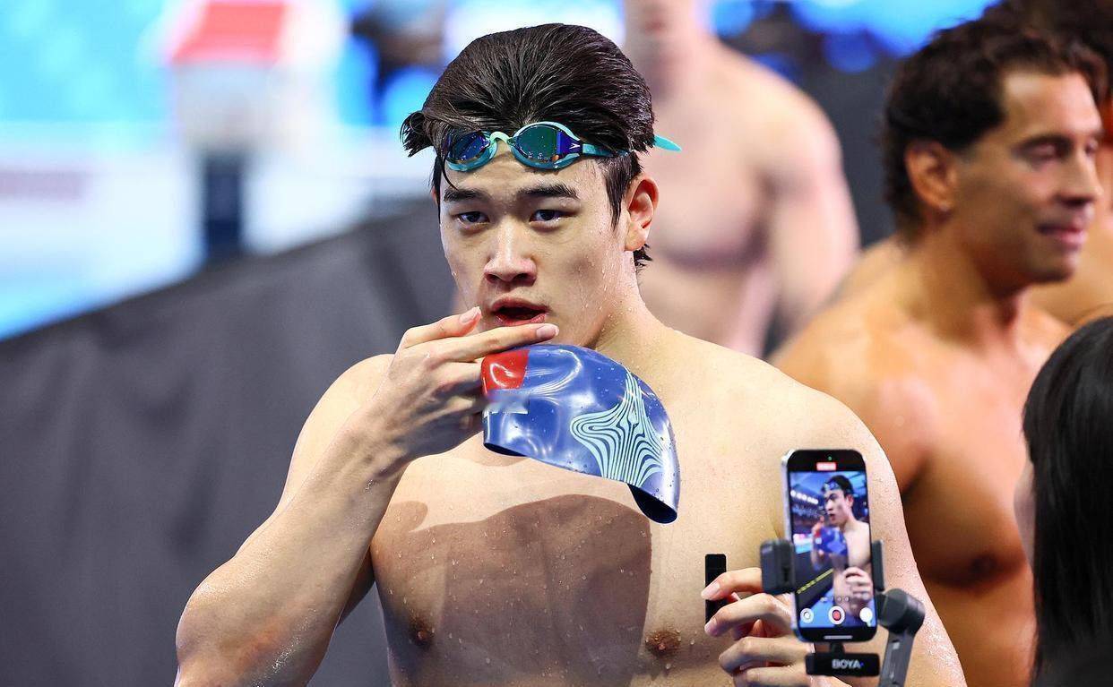 你说得太对了！潘展乐这一年的状态起伏确实让人揪心，不过背后的原因比“突然不行”要