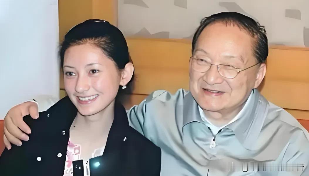 1976年，金庸在酒吧喝完酒，顺手给了那个端盘子的16岁女服务员10块钱小费。那