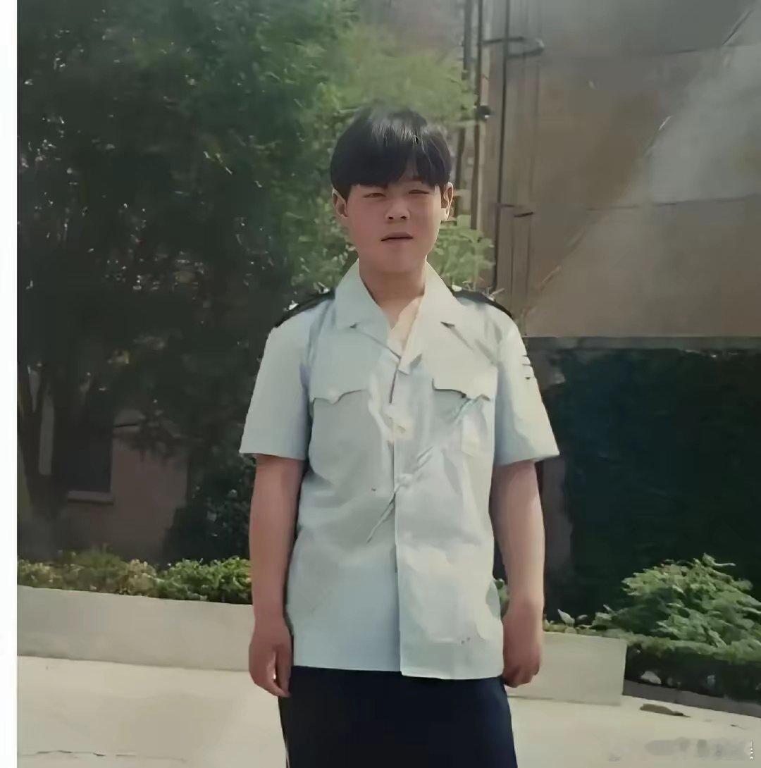 这是1999年，岳云鹏在北京当保安时留下的老照片。那时他月薪只有300元，之后他