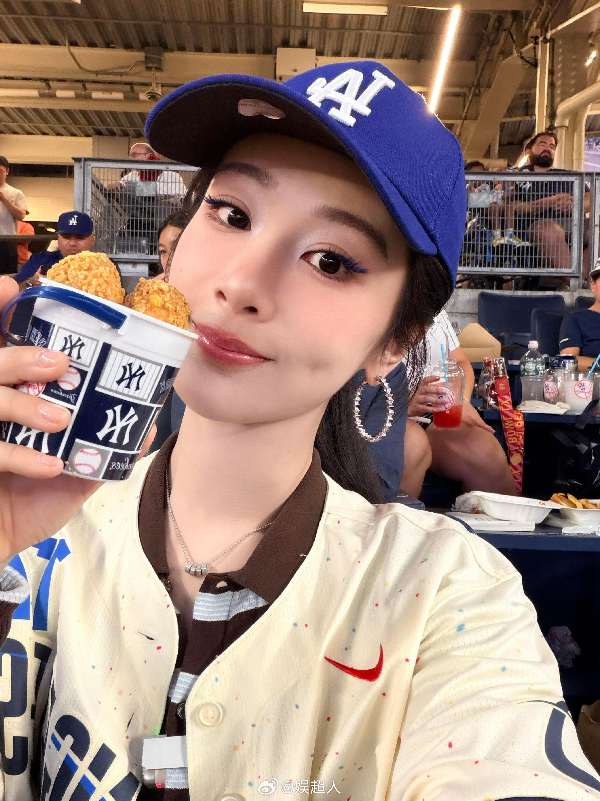 杨紫看球自拍杨紫美国看球自拍杨紫晒看球自拍🤳完全女大来的又get了好多拍照小