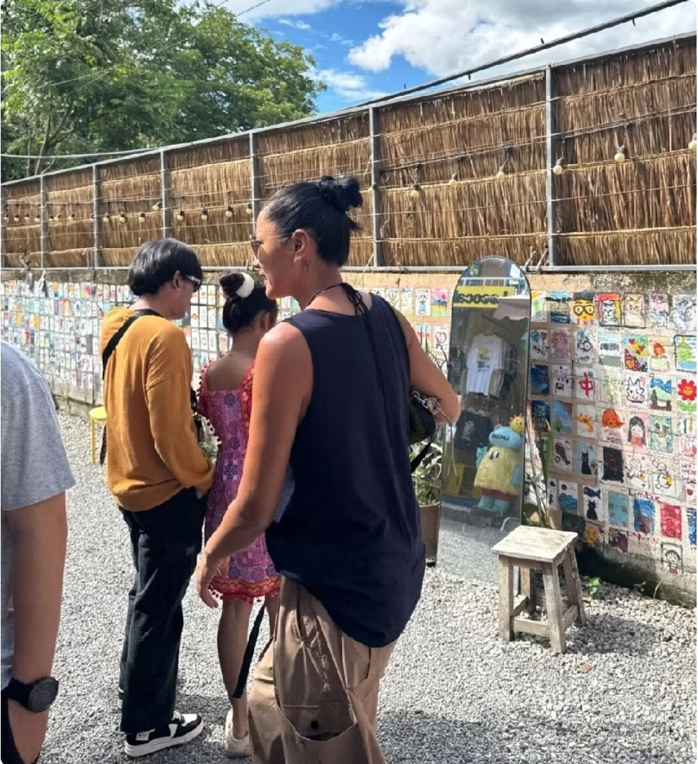 瞿颖一家4口现身清迈！2个女儿罕见曝光，身高近170，老公背影像30岁
