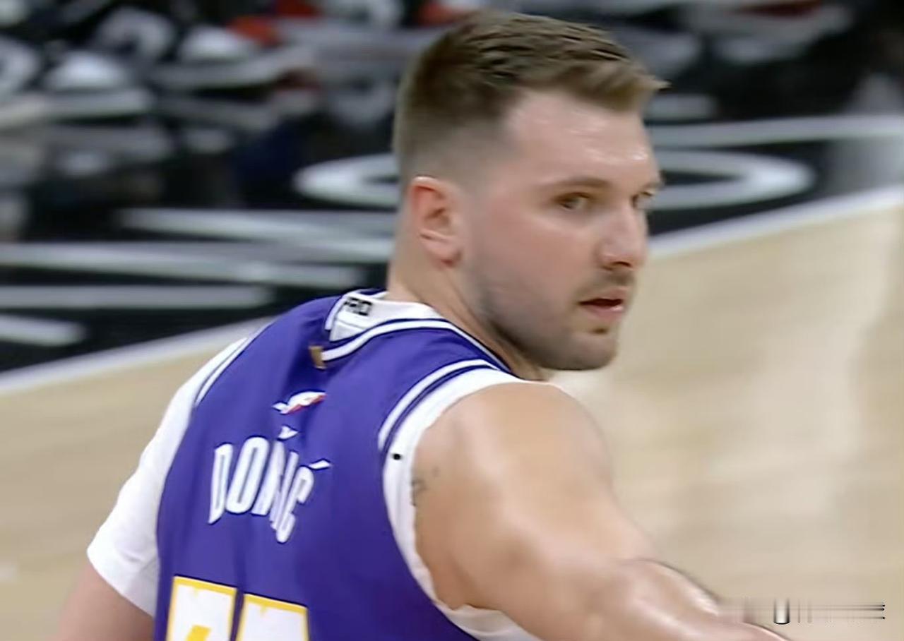 单节20分！东契奇还刷新了一项湖人队史记录！今天客场对阵公牛队的比赛，湖人队