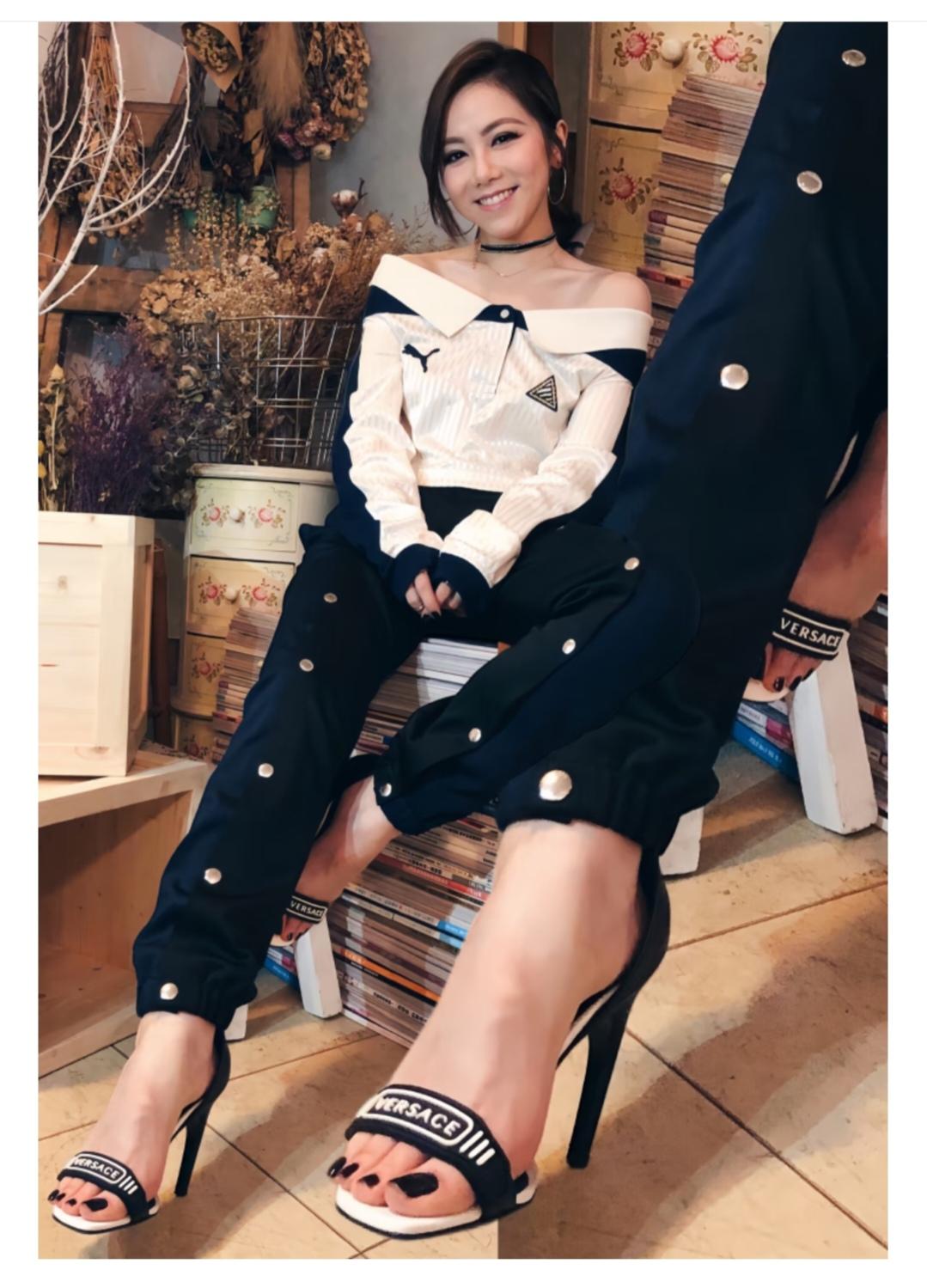 邓紫棋，脚趾头修长。