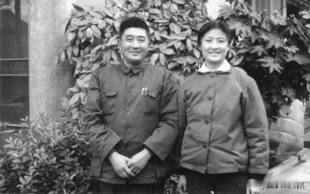 1974年，著名电影表演艺术家赵丹与夫人黄宗英一起的合影。从1965年拍完《烈火