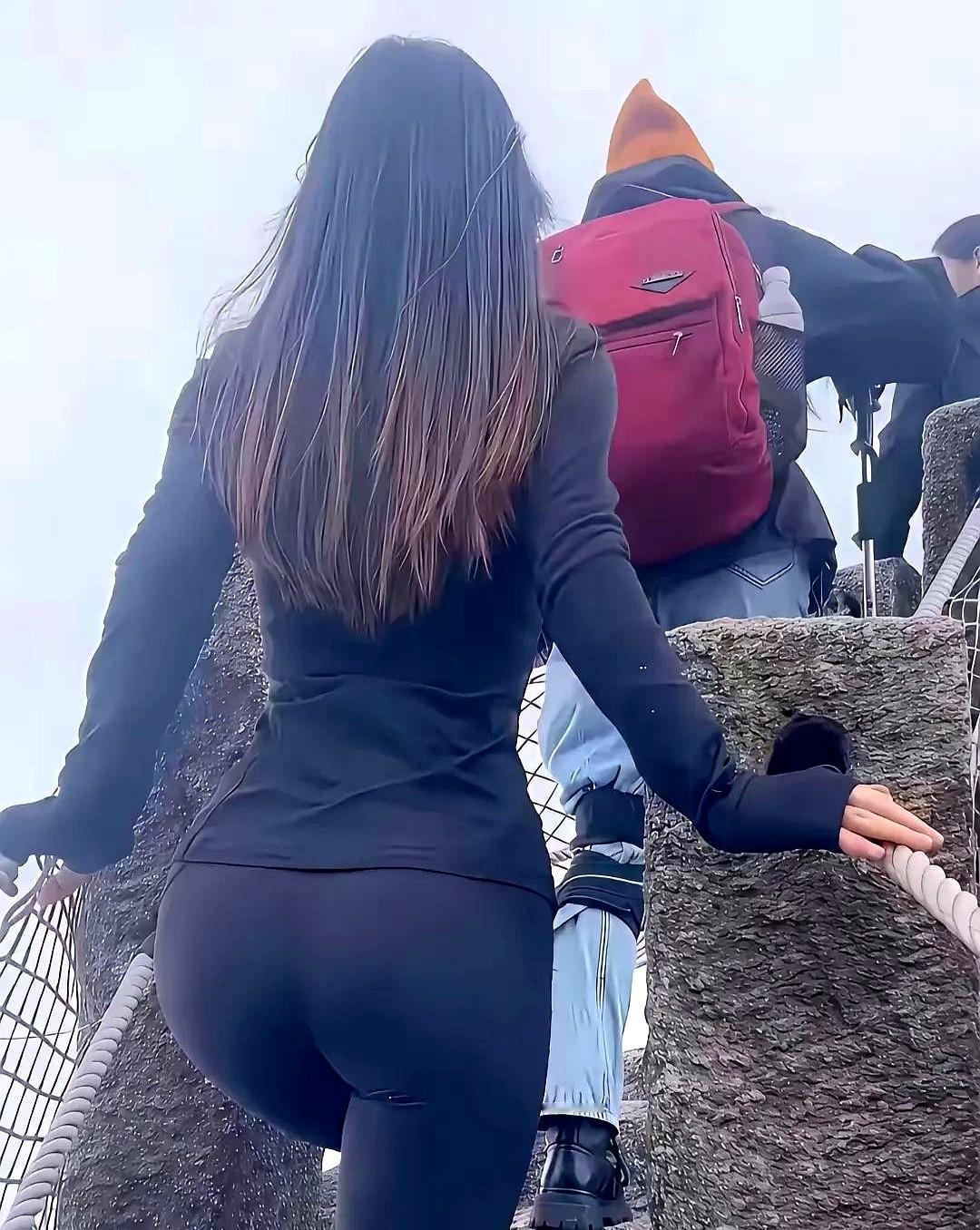 你这样穿跟没穿裤子有什么区别姐妹们咱就是说瑜伽裤外头套条运动短裤能费多大
