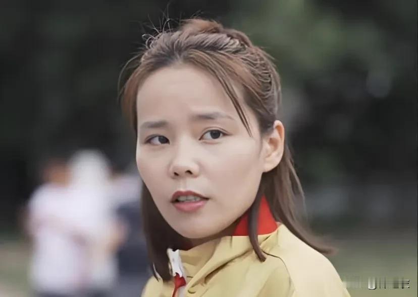 有网友说；熊磊这个女人厉害吧！因为老公生病一分钱不出，抢养母唯一的房子。养母