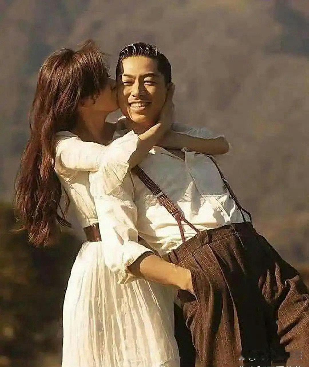 方媛带着外婆，还有两个女儿，现身郭富城的杭州演唱会，化着精致的妆容，穿搭得体，“天王嫂”的范儿十足。