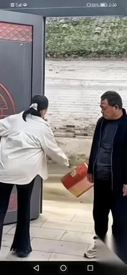 180万拆迁款全给了儿子这件事真的全怪女儿吗？很多人一上来就骂女儿不