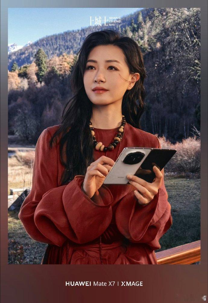 万茜好明媚的一张脸万茜的明媚就像一首欢快的歌曲，每一个音符都跳动着活力，让人听着