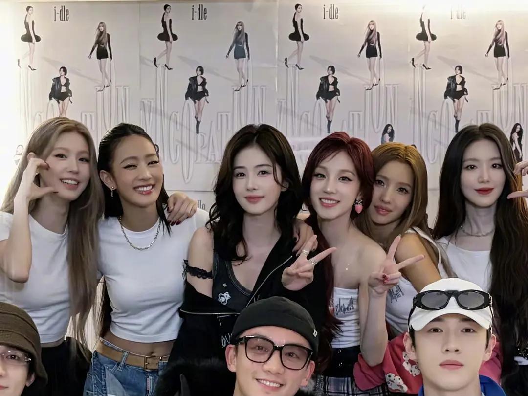 白鹿和韩国女团合照，演员爱豆有壁吗？