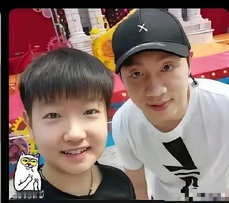 许昕回来了，陪练莎莎。不是因为国乒找不到左手陪练，也不是因为他自己闲来无事。