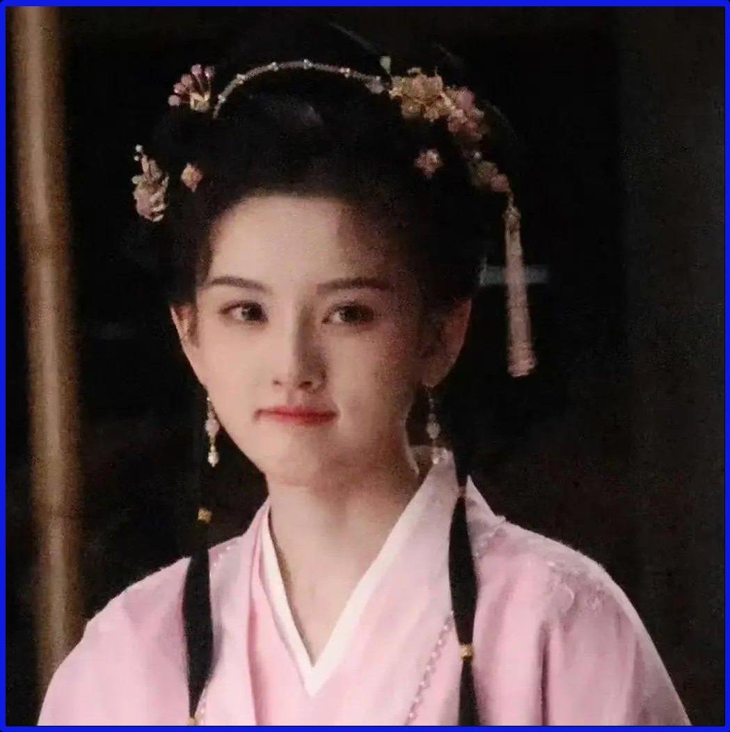 宋祖儿新剧路透穿粉衣嘟嘴，之前全说她演不了现在，网友看完：脸打肿了！
