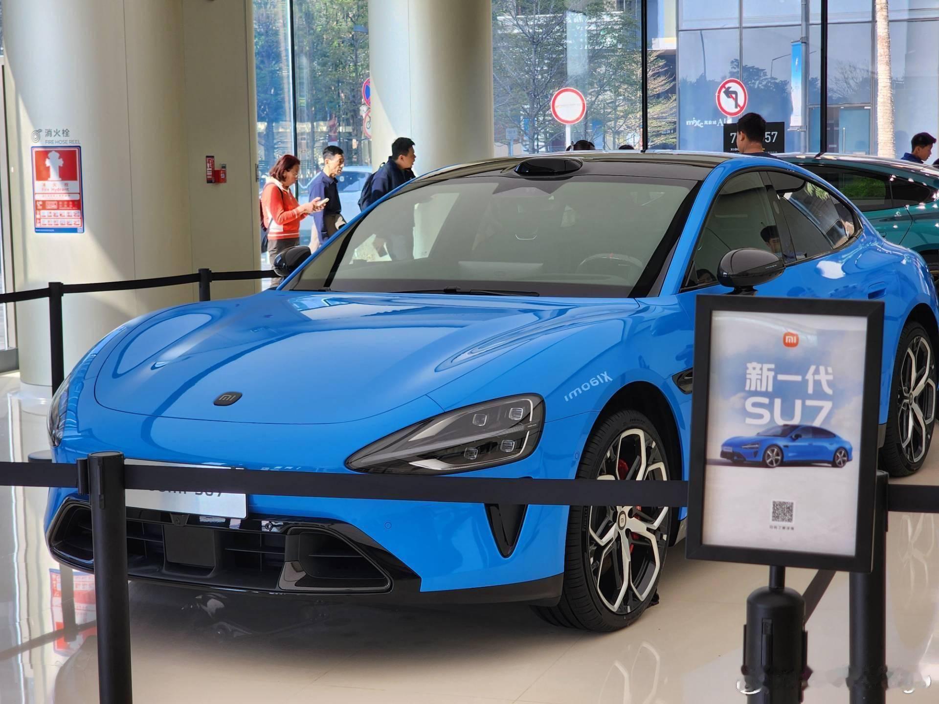 我对蓝色车漆一直无感，但全新小米SU7这个蓝色身边很多人都说好看，觉得比其它