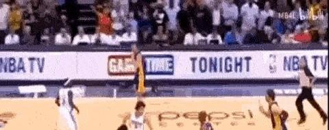 詹姆斯的这次运球，不是比赛结束的哨声，而是整个时代切换的按钮。你记得那个