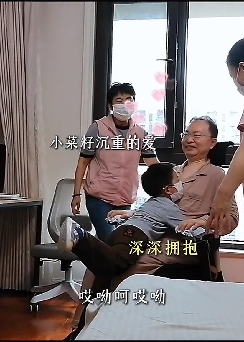 蔡磊最新消息，状态好着呢，儿子给爸爸讲数学，一个猛冲抱住爸爸，爸爸乐的笑开了花。