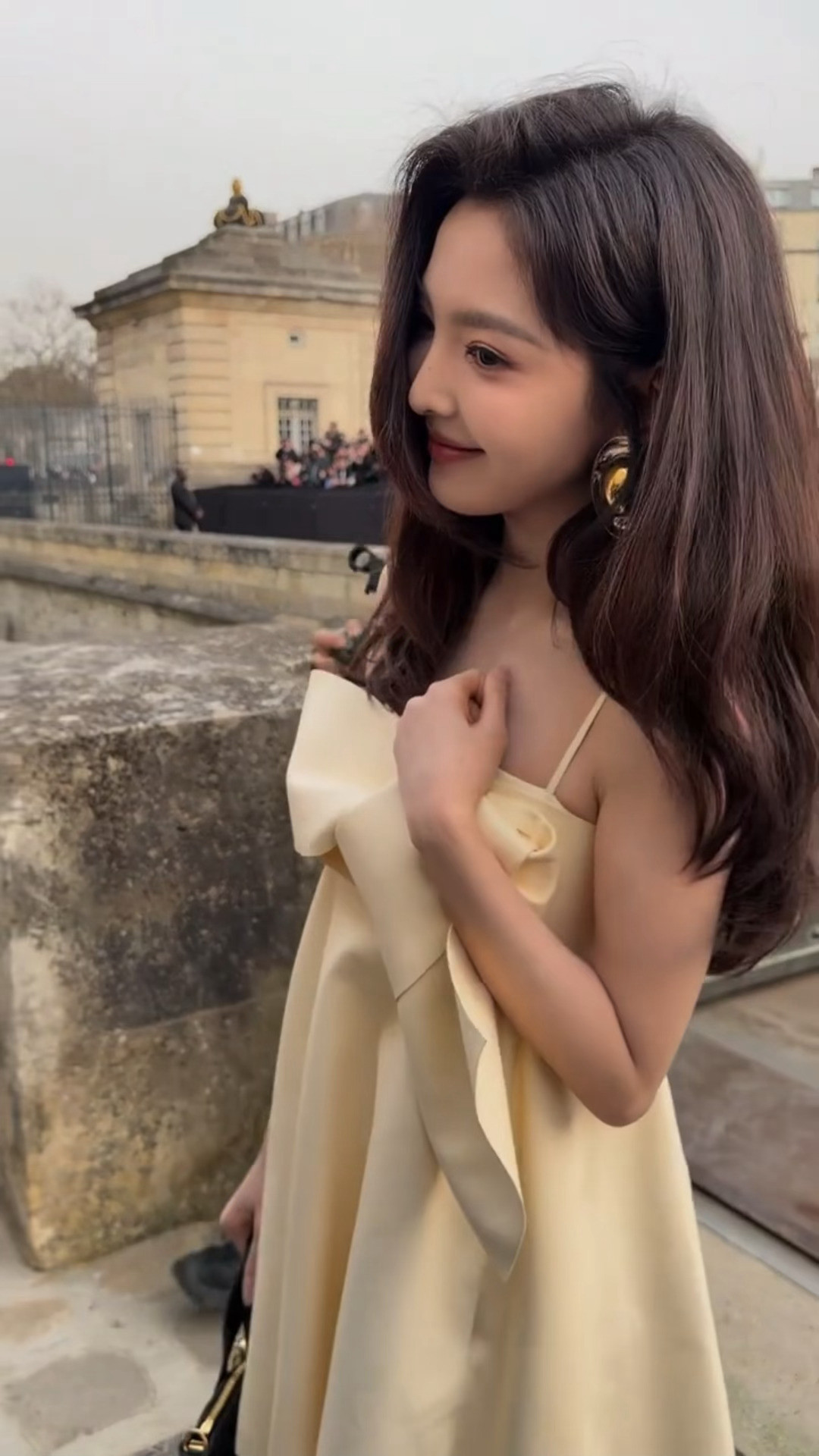 隔着屏幕闻到女神香章若楠嫩黄色吊带裙章若楠秀场生图
