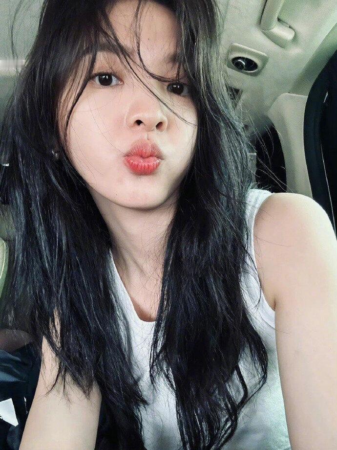 章若楠自拍界来了个天才章若楠自拍界天才实锤原生美貌+松弛氛围，随手一拍都是治