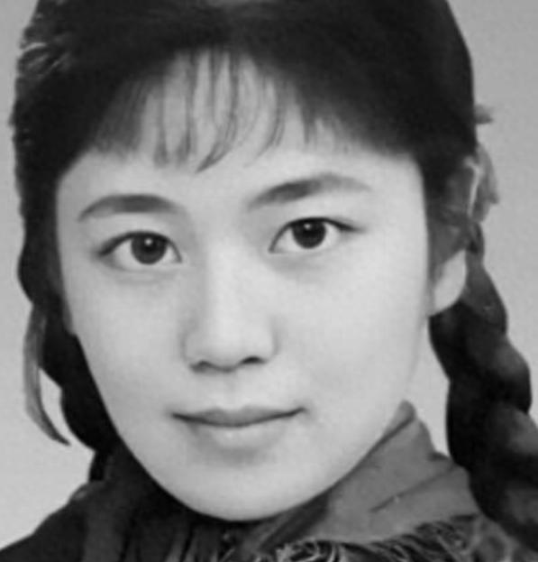 1977年，知青于文娟返城，恋人跟着列车狂奔，她擦干眼泪，大喊道：“别追了，我们