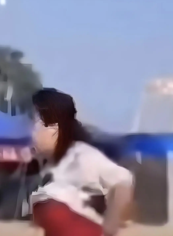 天津海滩事件的本质是一个侮辱与被侮辱的故事。二十多岁的小伙子在海滩上辱骂七十多岁