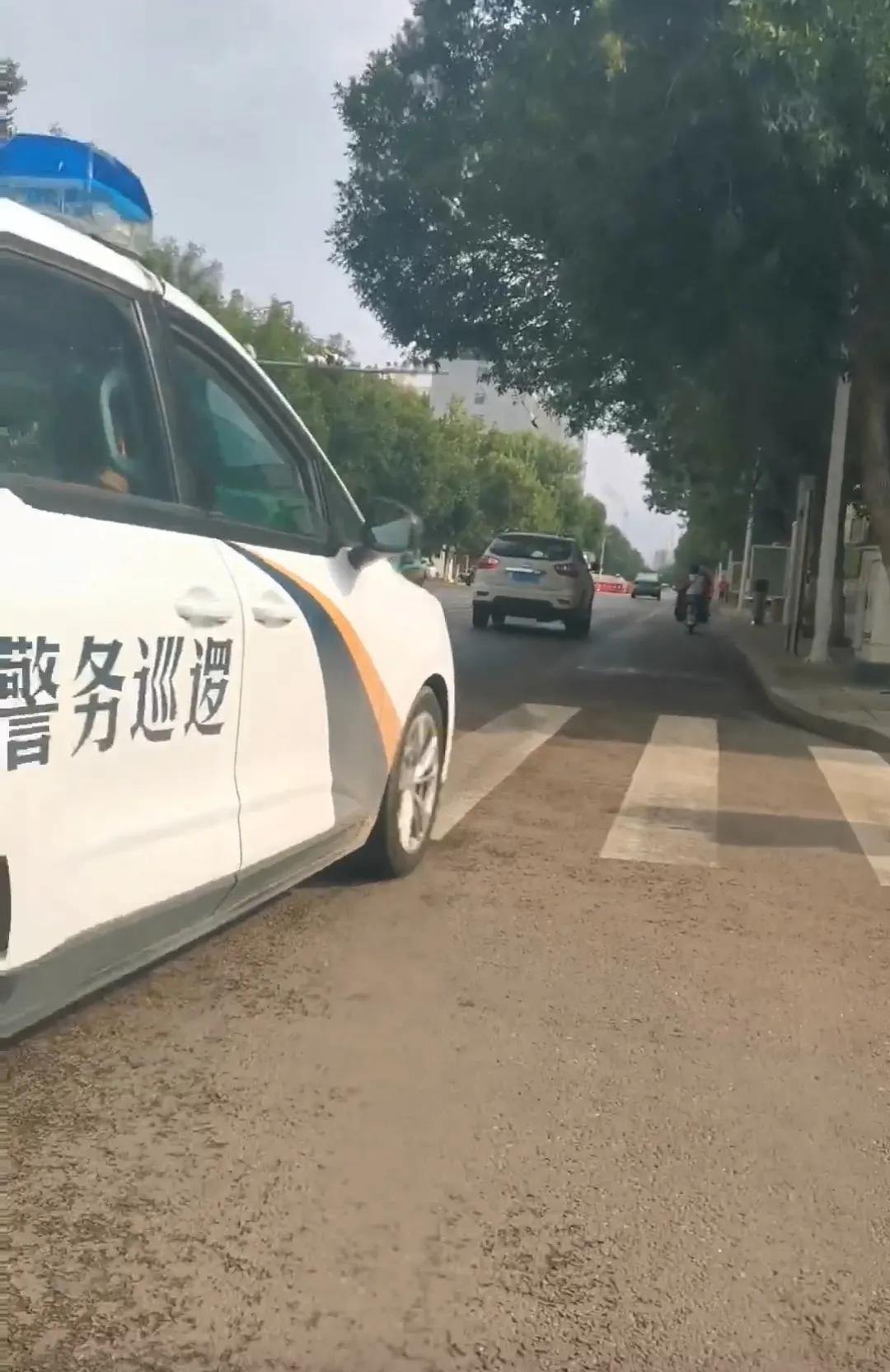 喊话宁A·D94461警车的驾驶员，你这样是不是违章了？是不是要被扣分？是不是要