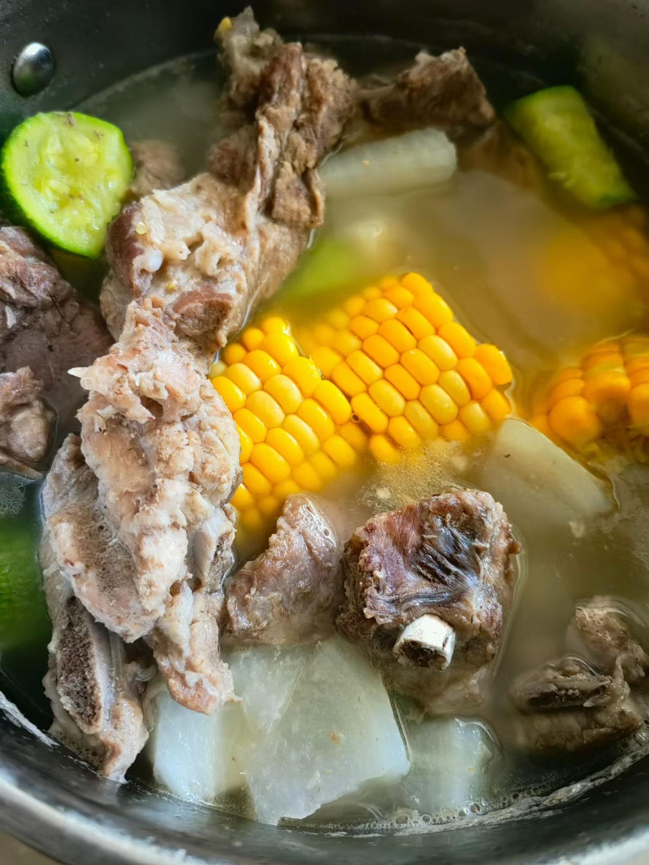 今天中午的午饭，就靠这锅汤续命了！炖得软烂的排骨，轻轻一咬肉就脱骨，玉米甜