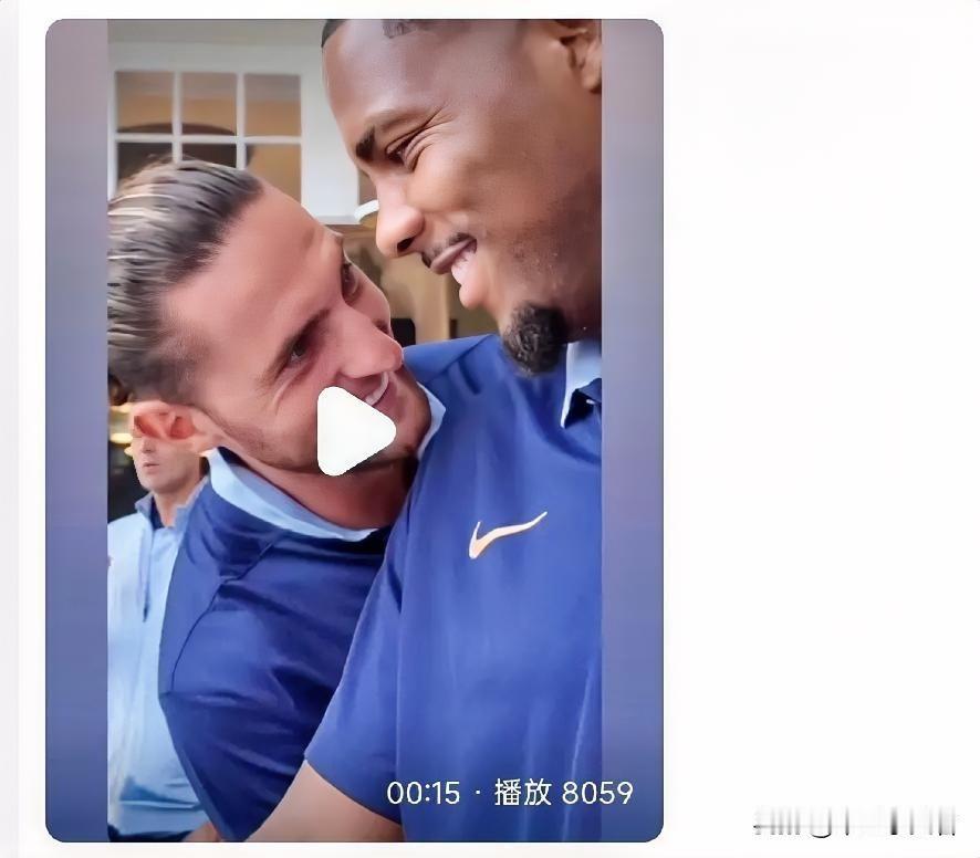小英雄拉比奥特心情非常美丽！拉比奥特在国家队吃饭时间和迈尼昂开玩笑，说这是谁啊，
