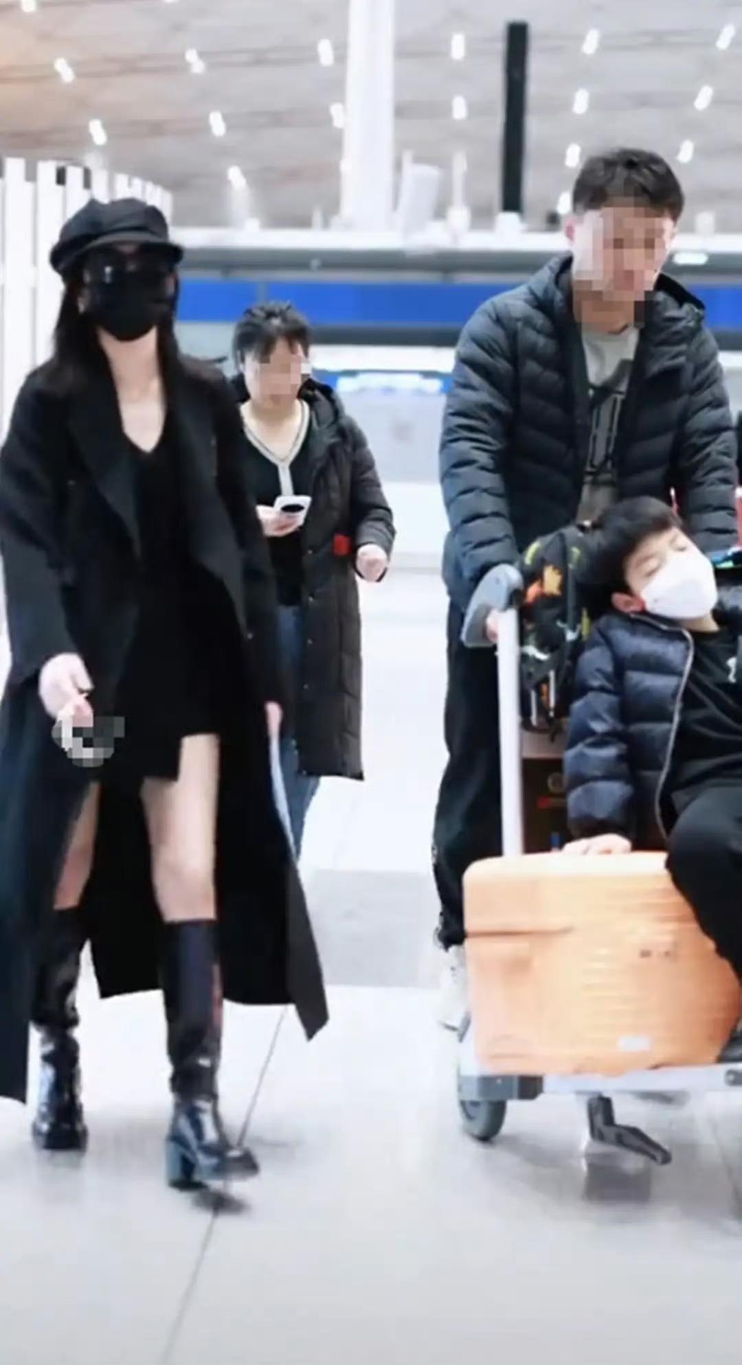 我承认再一次被陈妍希的“过年体面”圈粉了！带儿子现身机场，安排尽显大智慧。
